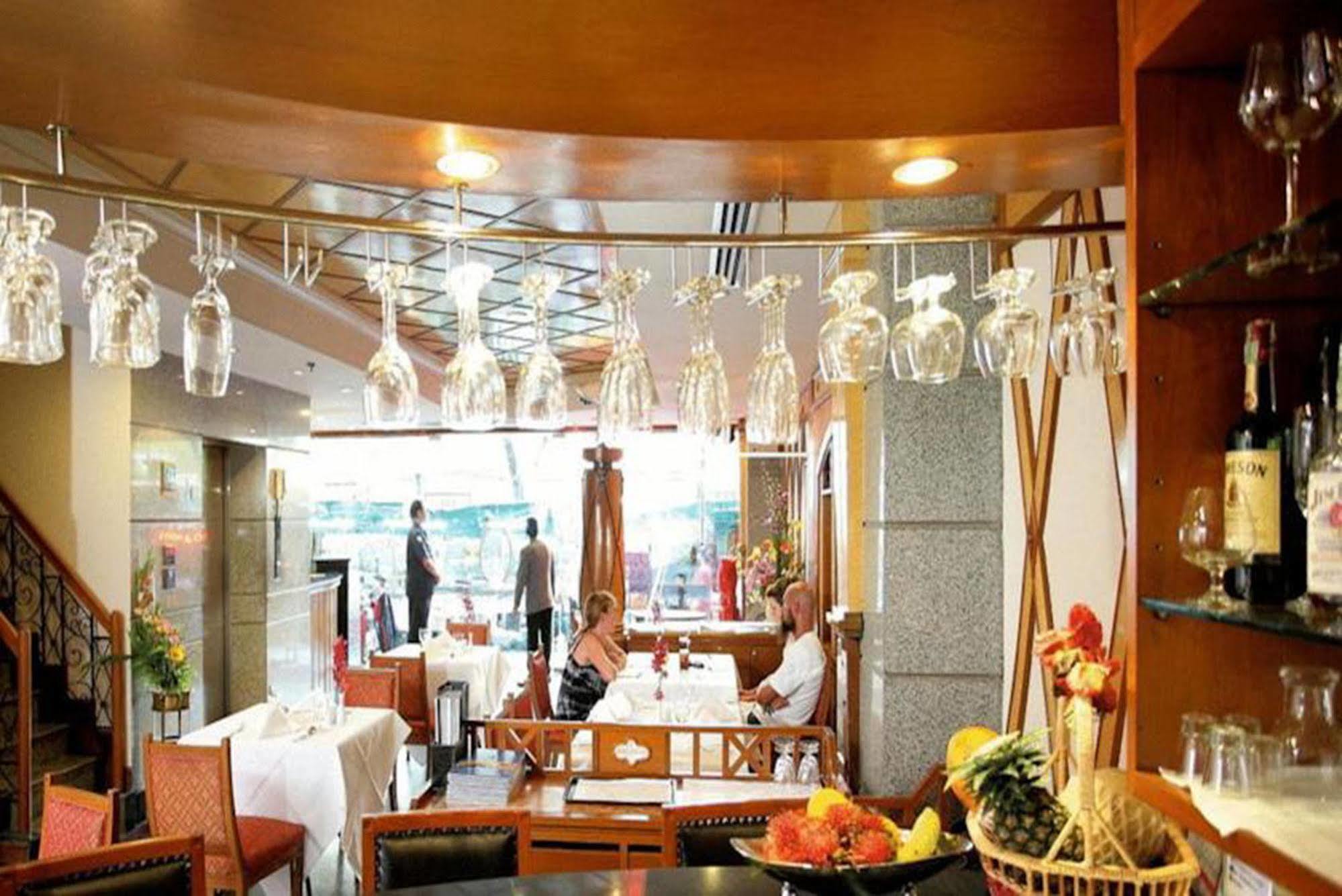 Majestic Suites Hotel Бангкок Экстерьер фото