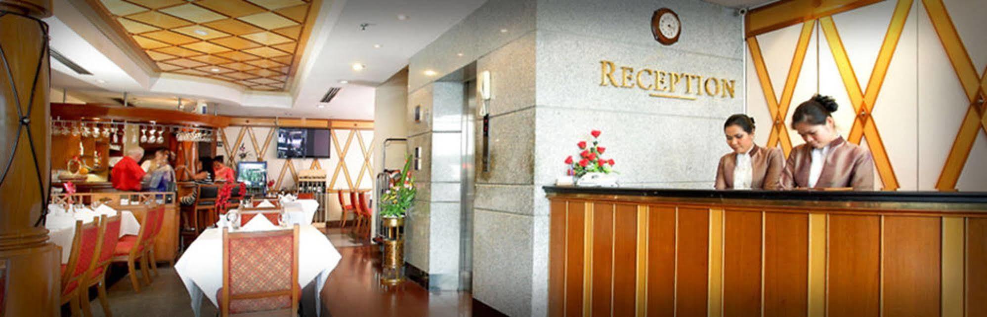 Majestic Suites Hotel Бангкок Экстерьер фото