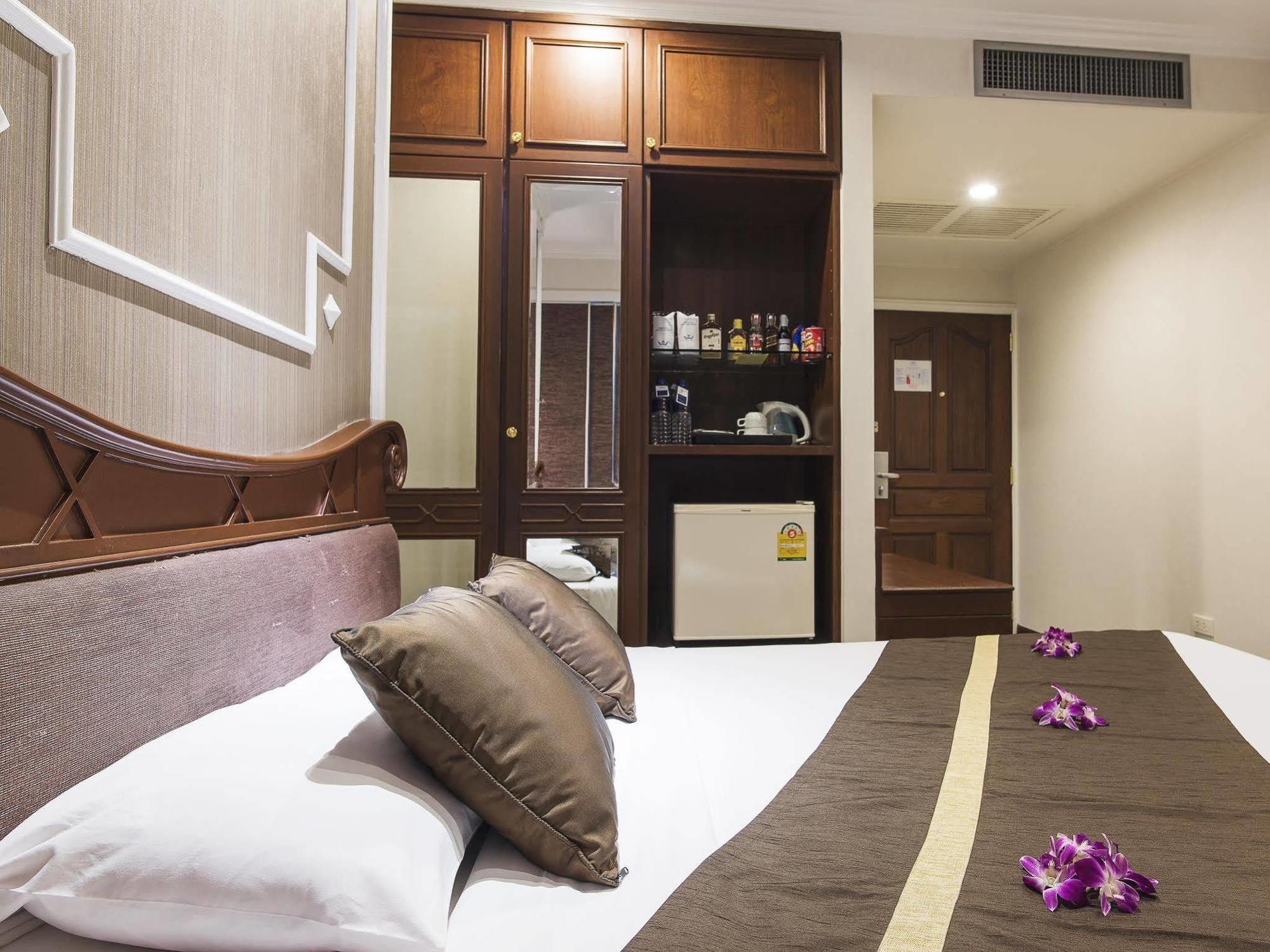 Majestic Suites Hotel Бангкок Экстерьер фото